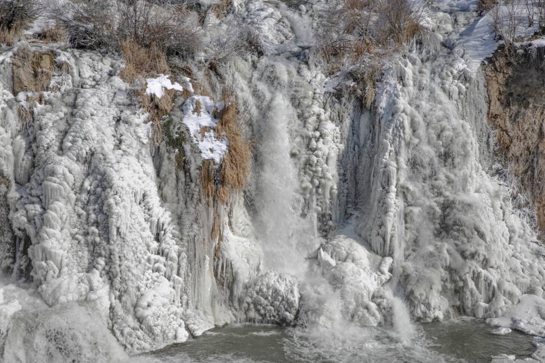 Şelalenin bu halini görenler gözlerine inanamıyor! 4