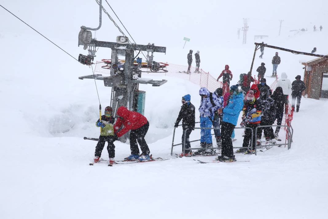 Hakkari'de Kayak Tatili Yoğunluğu: Amerika'dan Hakkariye Kayak Yapma Geldiler 8