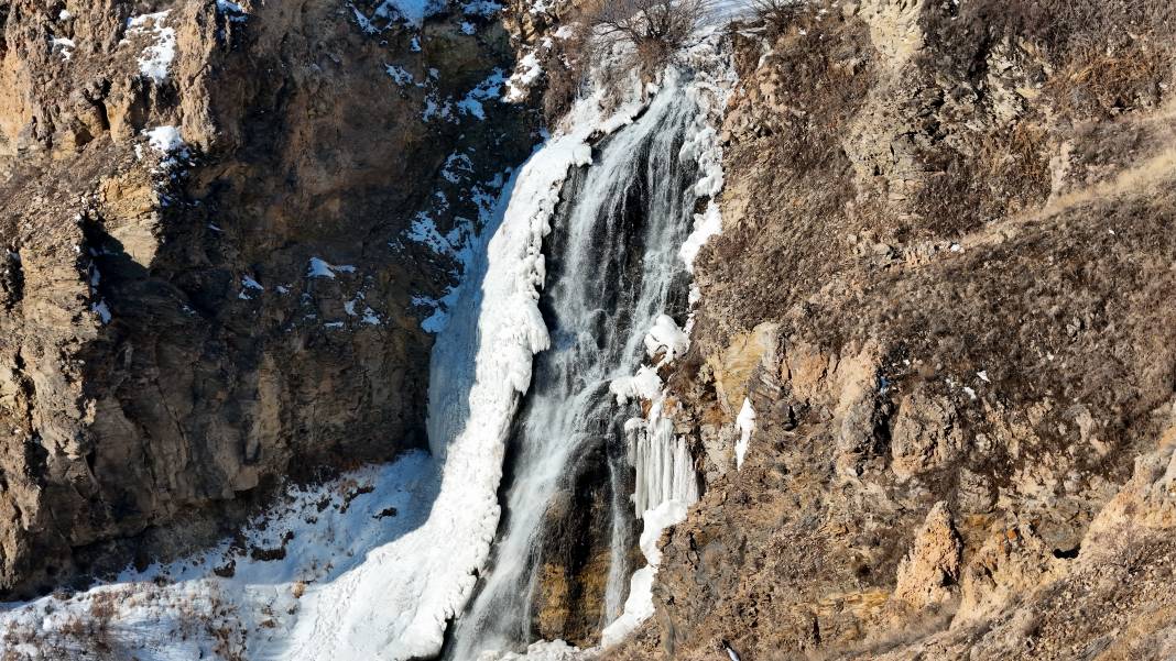 Kars'ta Şelale Buz Tuttu 1