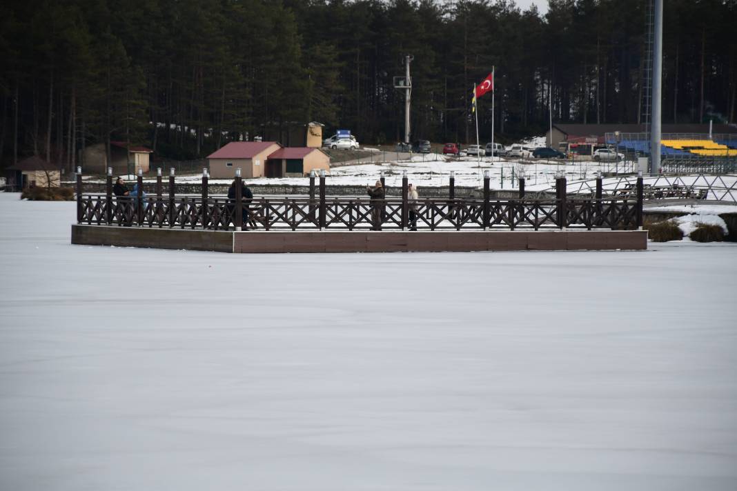 Topuk Yaylası'ndaki Göletin Yüzeyi Dondu 9