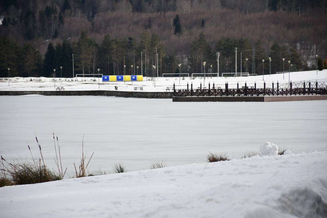 Topuk Yaylası'ndaki Göletin Yüzeyi Dondu 8