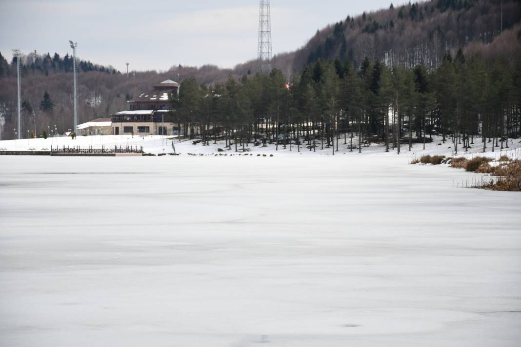 Topuk Yaylası'ndaki Göletin Yüzeyi Dondu 1