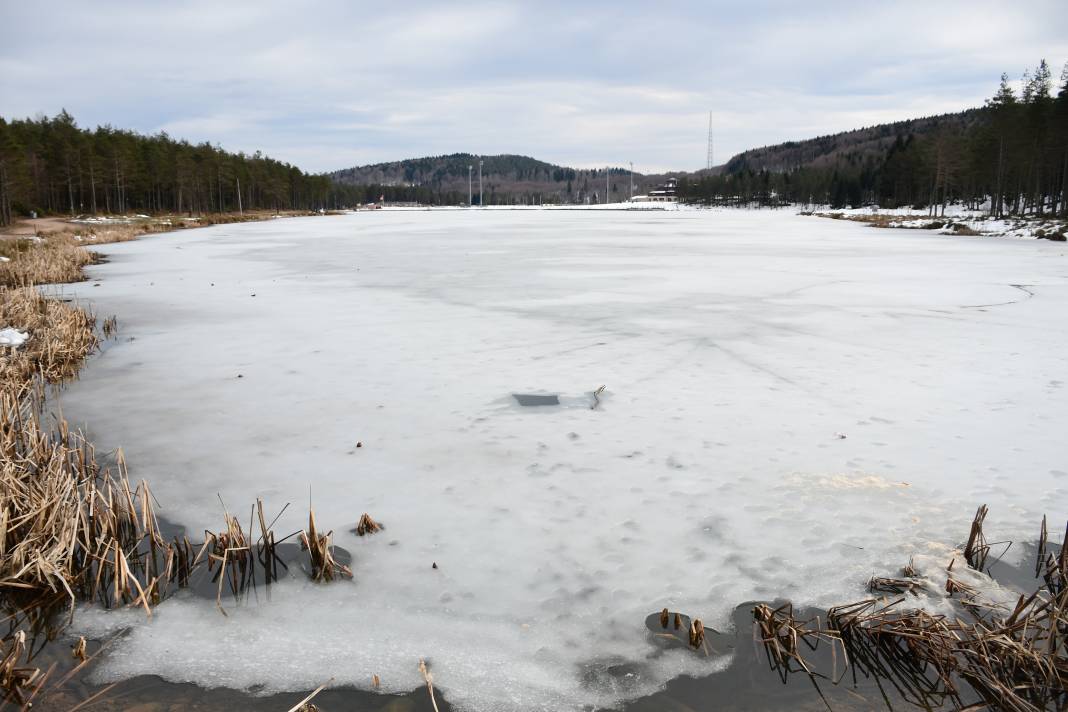 Topuk Yaylası'ndaki Göletin Yüzeyi Dondu 6