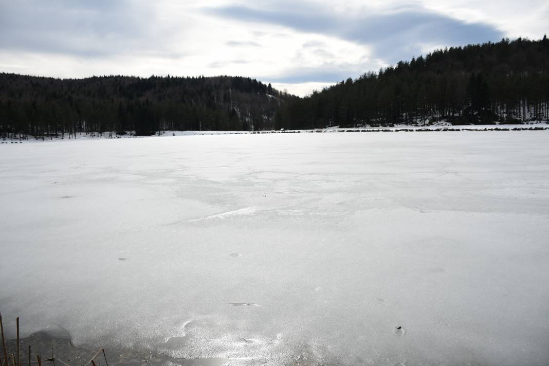 Topuk Yaylası'ndaki Göletin Yüzeyi Dondu 5