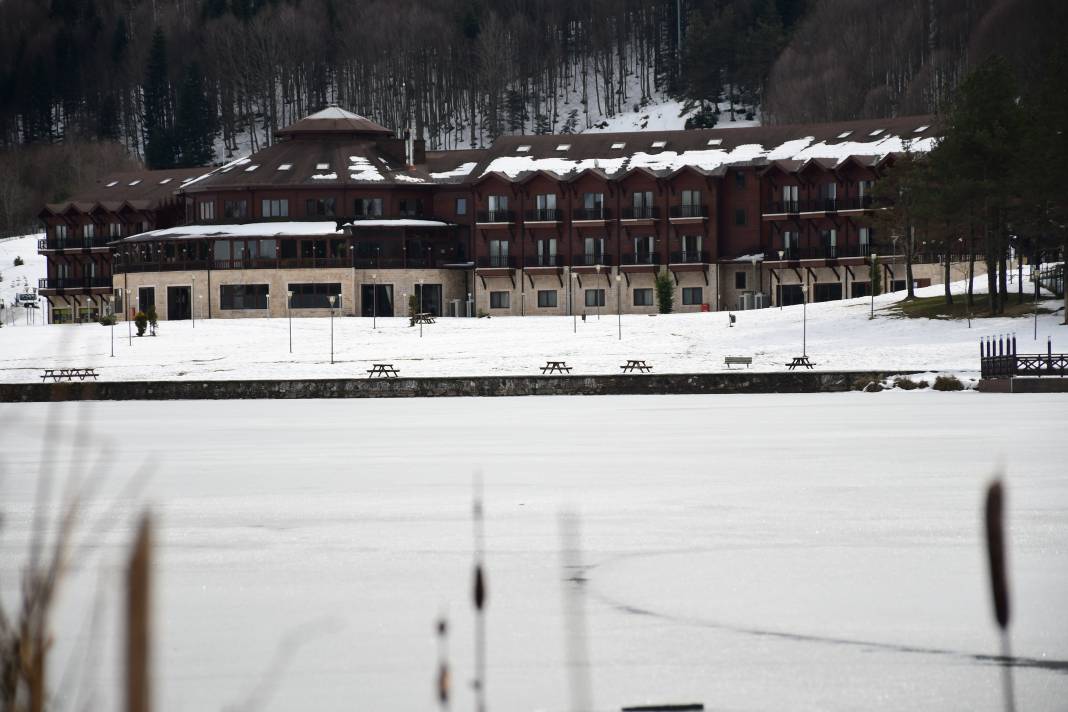 Topuk Yaylası'ndaki Göletin Yüzeyi Dondu 4