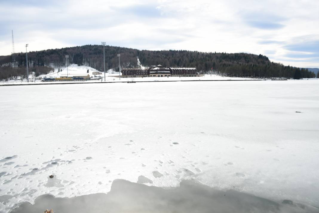 Topuk Yaylası'ndaki Göletin Yüzeyi Dondu 3