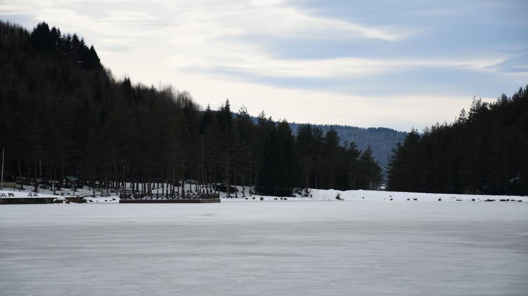 Topuk Yaylası'ndaki Göletin Yüzeyi Dondu 2
