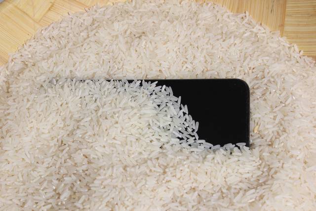 Suya Düşen Telefonu Neden Pirince Koymamalısınız? 2