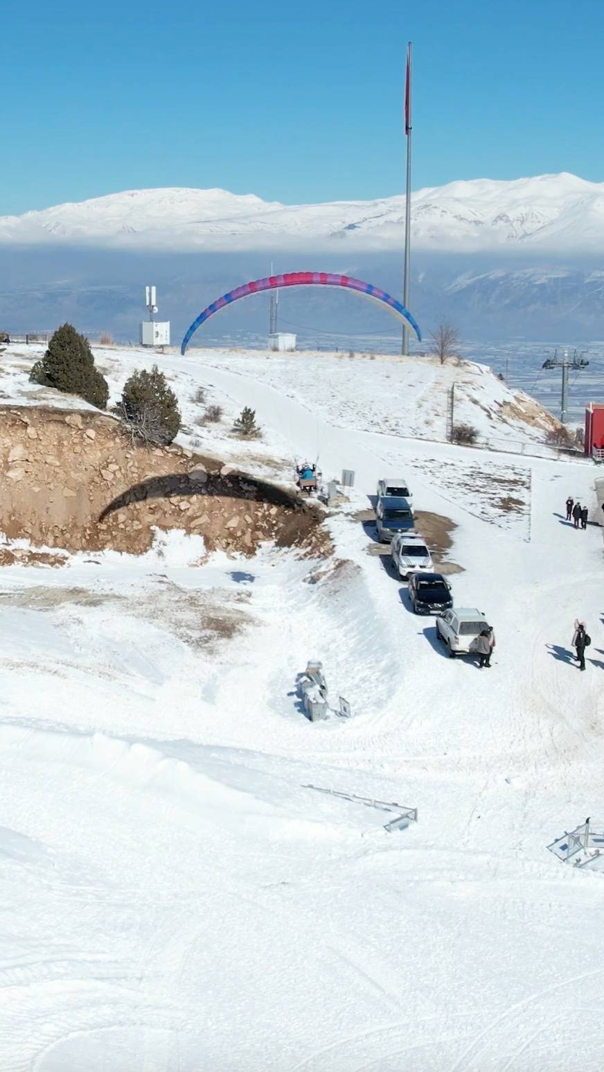 İki Paraşütçü Gökyüzünde Kahvaltı Masası Kurdu 1