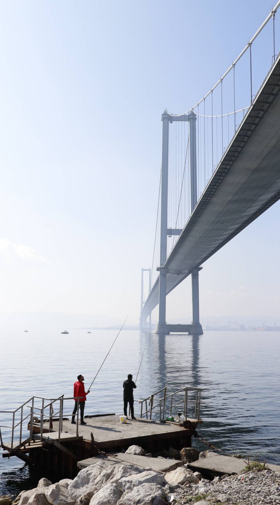 Osmangazi Köprüsü'nün Altı Olta Balıkçılarının Uğrak Yeri Oldu 6