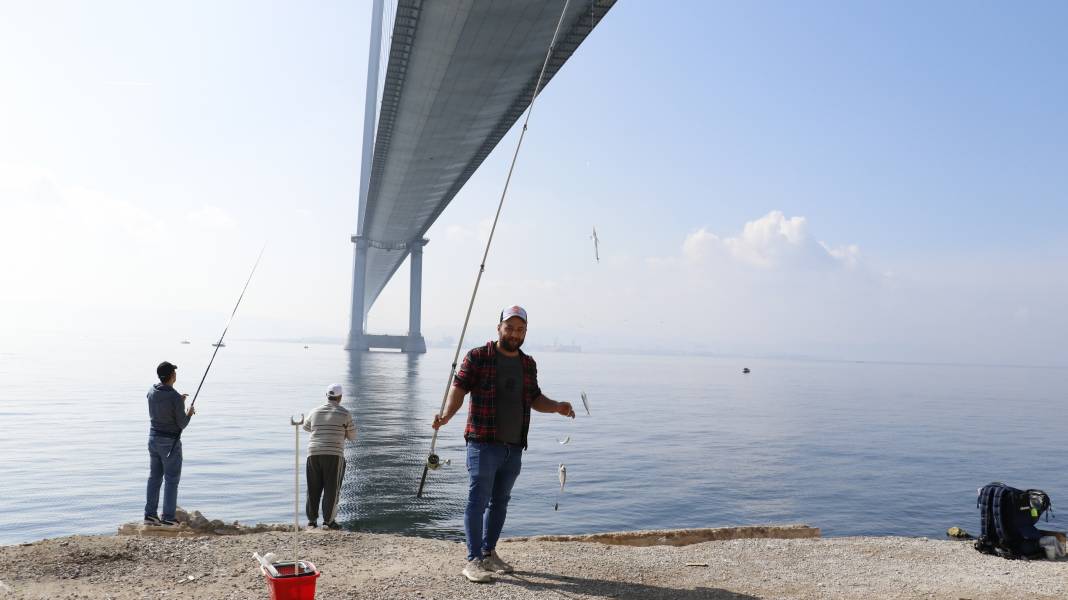 Osmangazi Köprüsü'nün Altı Olta Balıkçılarının Uğrak Yeri Oldu 8