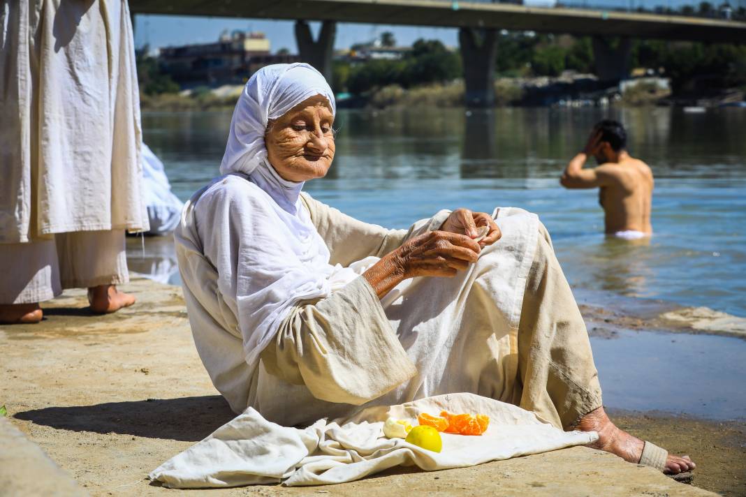 Suya Kutsal Dokunuş: Sabia Mendailerin Akarsudaki Ritüelleri 25