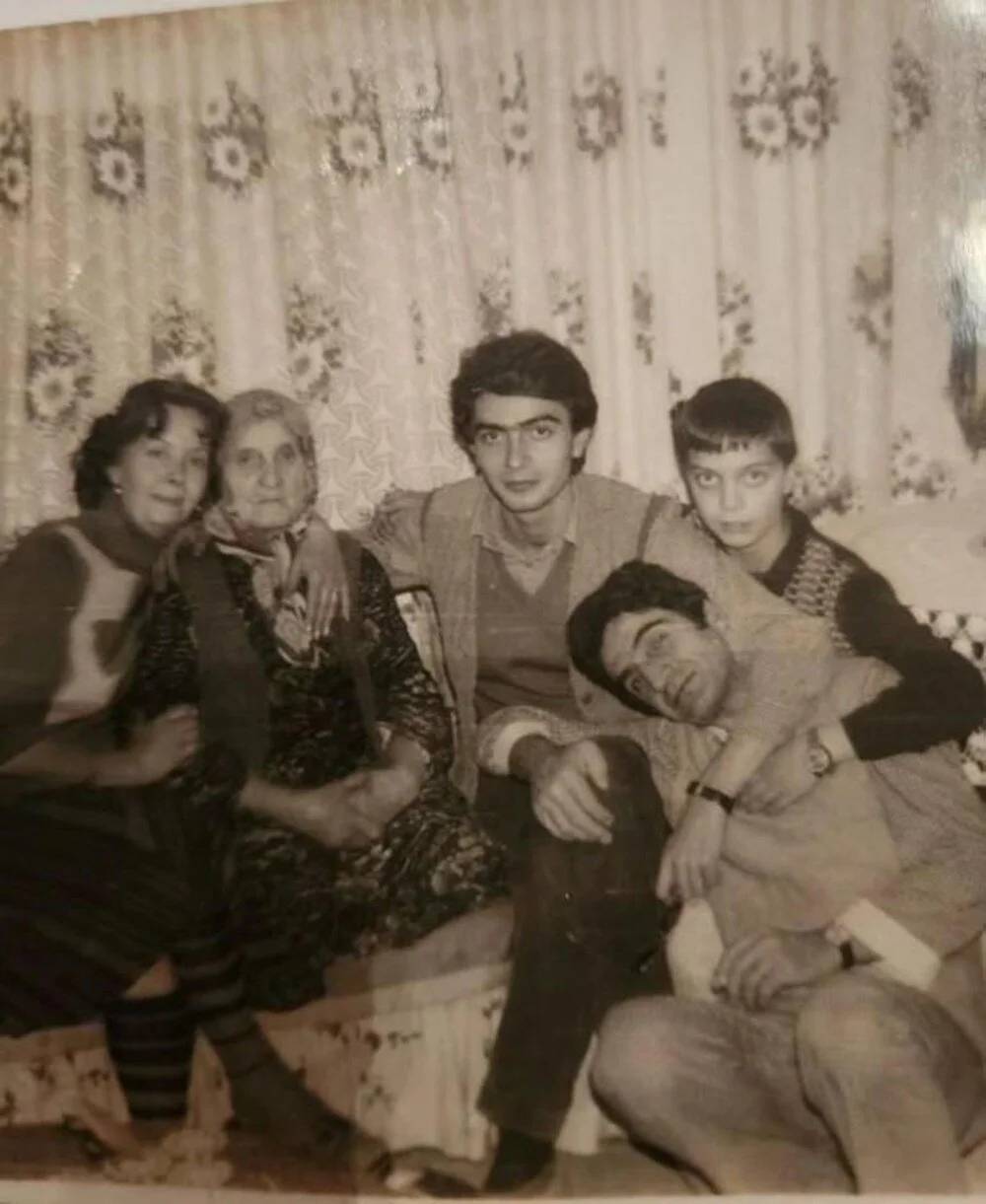 Ebru Gündeş Nostalji Yaşattı! İşte Ünlülerin Çocukluk ve Gençlik Halleri 31