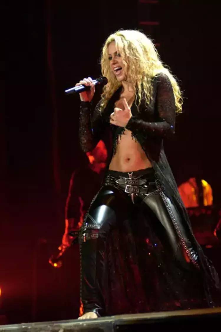 Şarkıcı Shakira Gönlünü Kendisinden 16 Yaş Küçük Şarkıcıya Kaptırdı 3