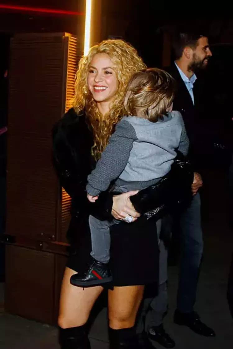 Şarkıcı Shakira Gönlünü Kendisinden 16 Yaş Küçük Şarkıcıya Kaptırdı 8