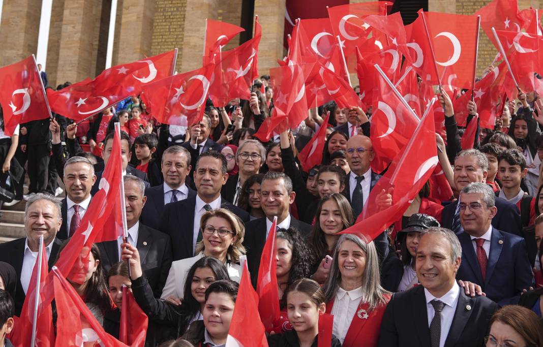 Siyasilerden 23 Nisan Mesajları: Türkiye 23 Nisan'ı Coşkuyla Kutluyor 10