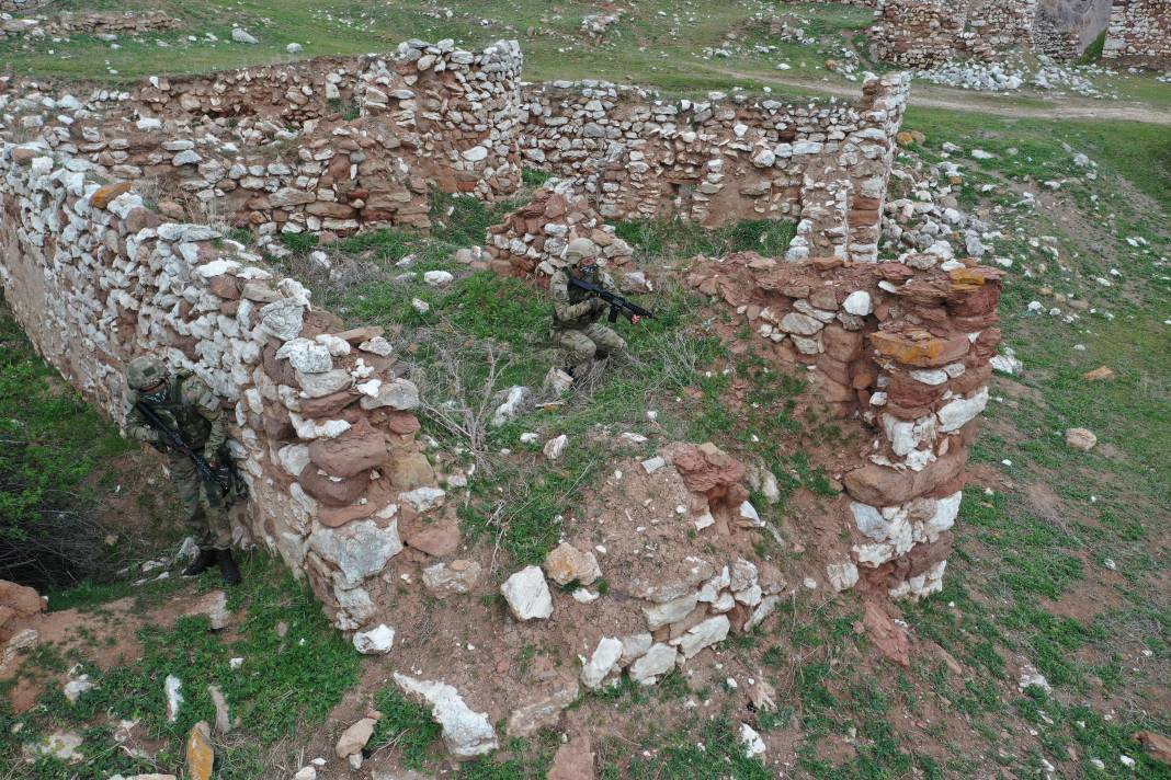 400 yıllık terk edilmiş tarihi köyde nefes kesen 'airsoft' 8