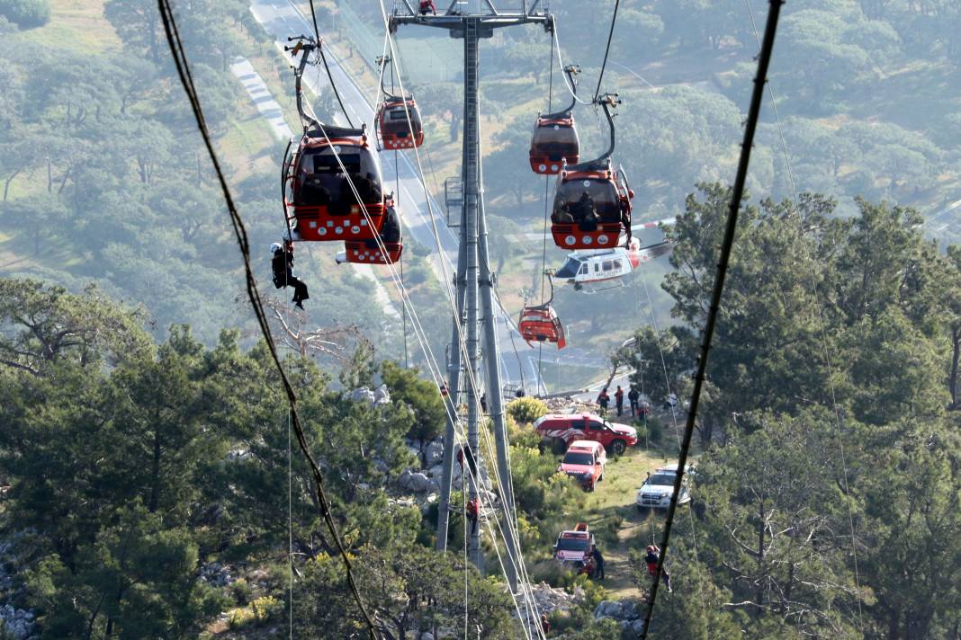 Antalya'daki Teleferik Kazasından Nefes Kesen Görüntüler! Beşik Gibi Sallanan Kabinlerde Metrelerce Yükseklikte Zamanla Yarış 27