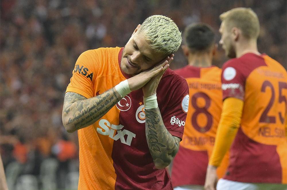 Galatasaray'ın Yıldızı Yıllar Sonra Bir İlk Başardı! Alex de Souza'yı Tahtından Etti! 1