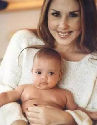 Nilüfer ile Reha Muhtar 4 Aylıkken Evlat Edinmişti! 23 Yaşındaki Ayşe Nazlı'nın Güzelliği Şoke Etti 2