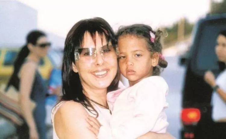 Nilüfer ile Reha Muhtar 4 Aylıkken Evlat Edinmişti! 23 Yaşındaki Ayşe Nazlı'nın Güzelliği Şoke Etti 1