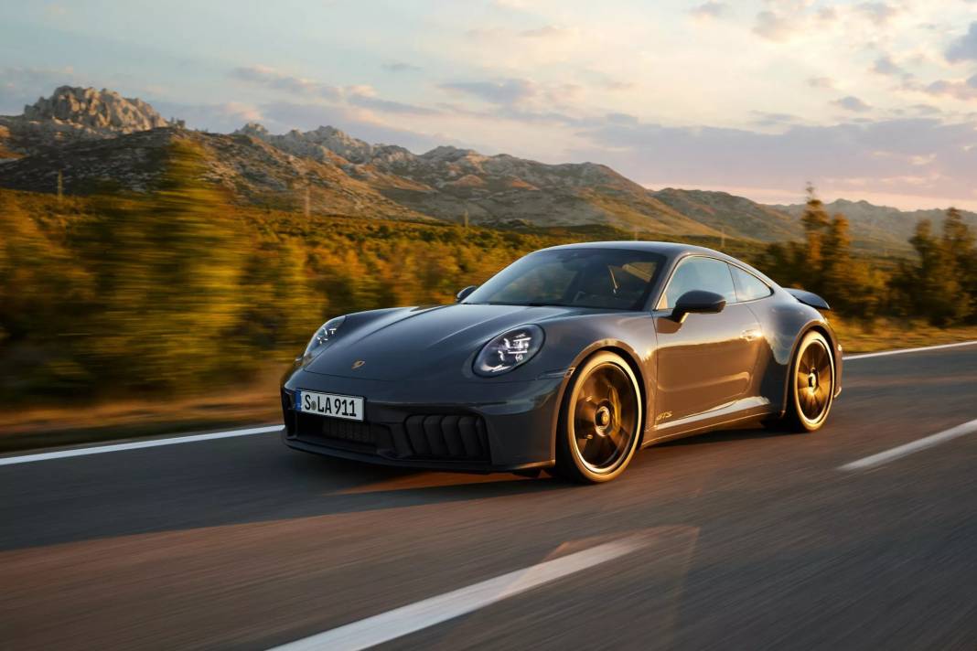 Porsche'nin En İkonik Modeli Artık Hibrit: 0'dan 100'e 3 Saniyede Çıkıyor! İşte Otomobilin Satış Fiyatı 2