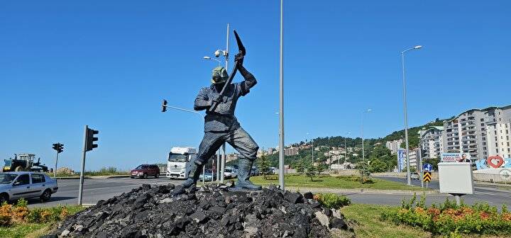 Tartışmalı Madenci Heykelinin Boyaları Kazındı 5