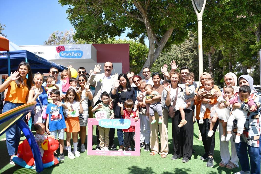 Konyaaltı Belediyesi'nin "Bebek Günleri"nde Bebekler ve Babalar Arasında Kıyasıya Yarış 9