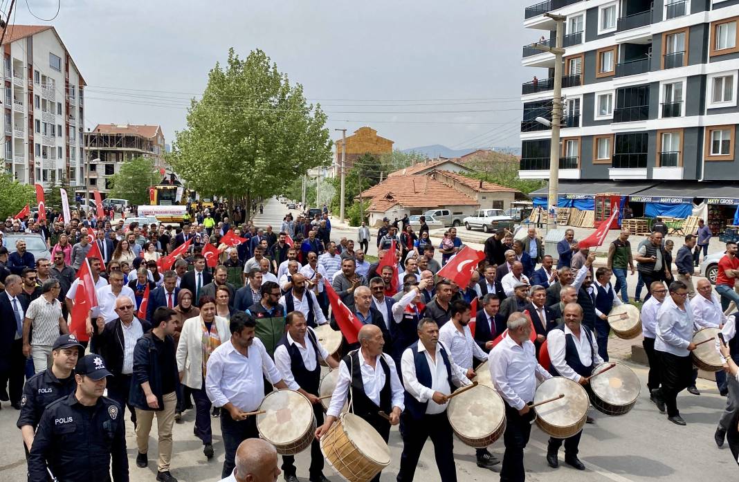 Bunu Da Başkasına Kaptırmadık! Biçerdöver Makinalarına Özel Eğlence: Davul-Zurna, Pankart, Konvoy… 1