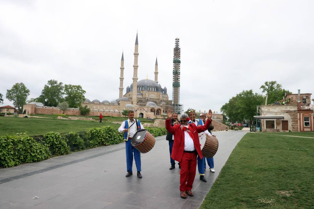 Hıdrellez Ateşi Yandı! Hemen Bir Gül Ağacı Bulun 13