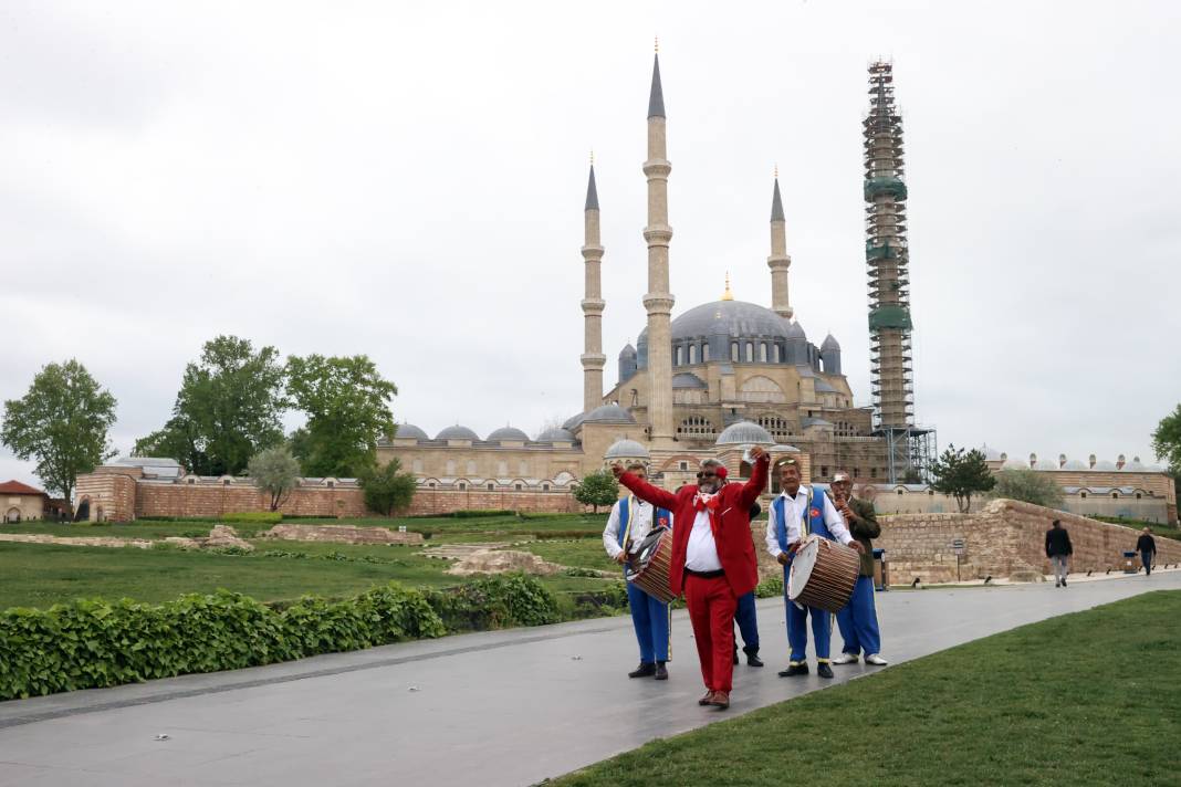 Hıdrellez Ateşi Yandı! Hemen Bir Gül Ağacı Bulun 11