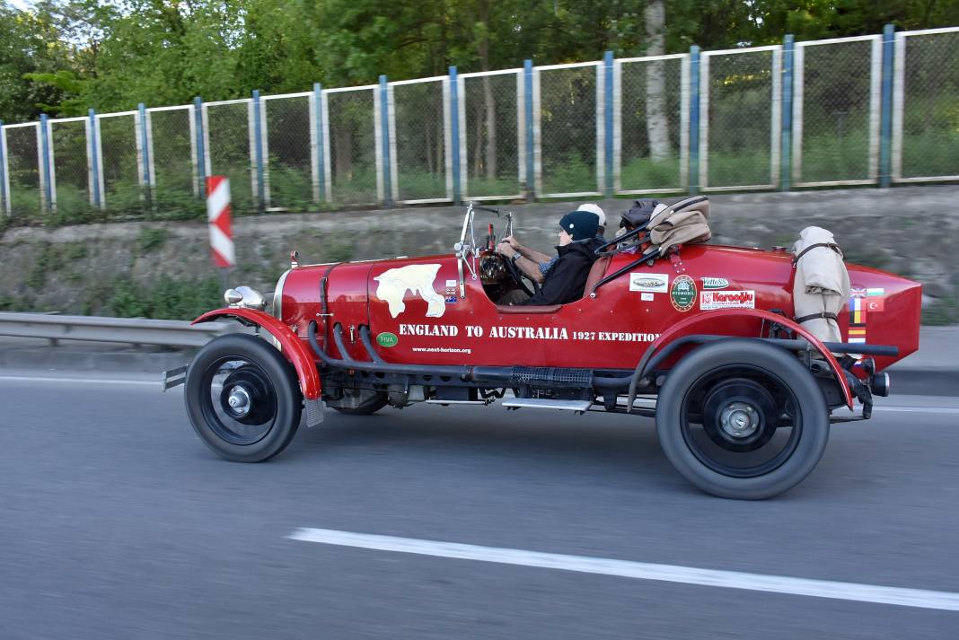 11 Bin 239 Kilometre Uzaktan Trabzon'a Bu Otomobille Geldiler 4