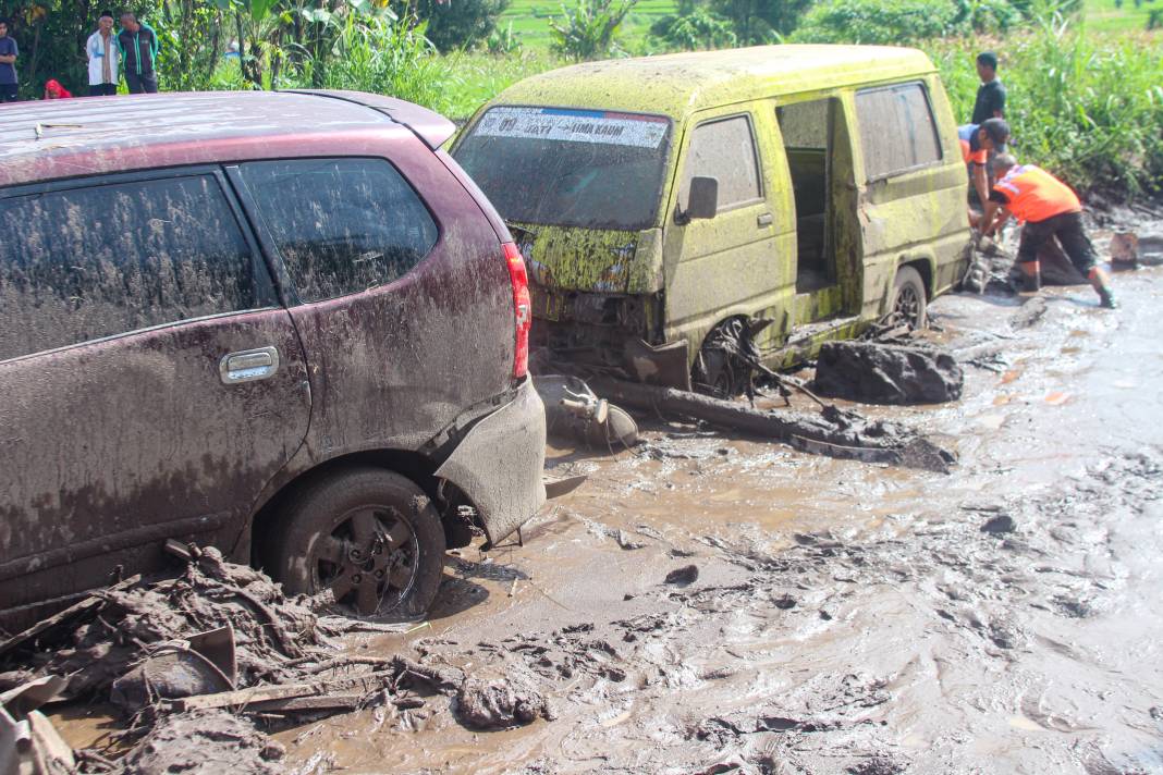Yanardağ Patladı: Ölü Sayısı Artıyor! 12