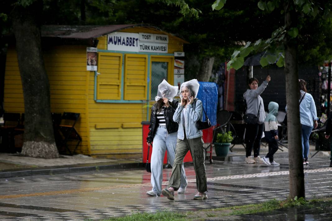 Aniden Bastıran Sağanak Sokağa Çıkanları Pişman Etti! 6