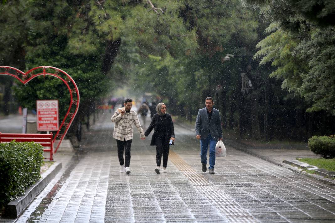Aniden Bastıran Sağanak Sokağa Çıkanları Pişman Etti! 3