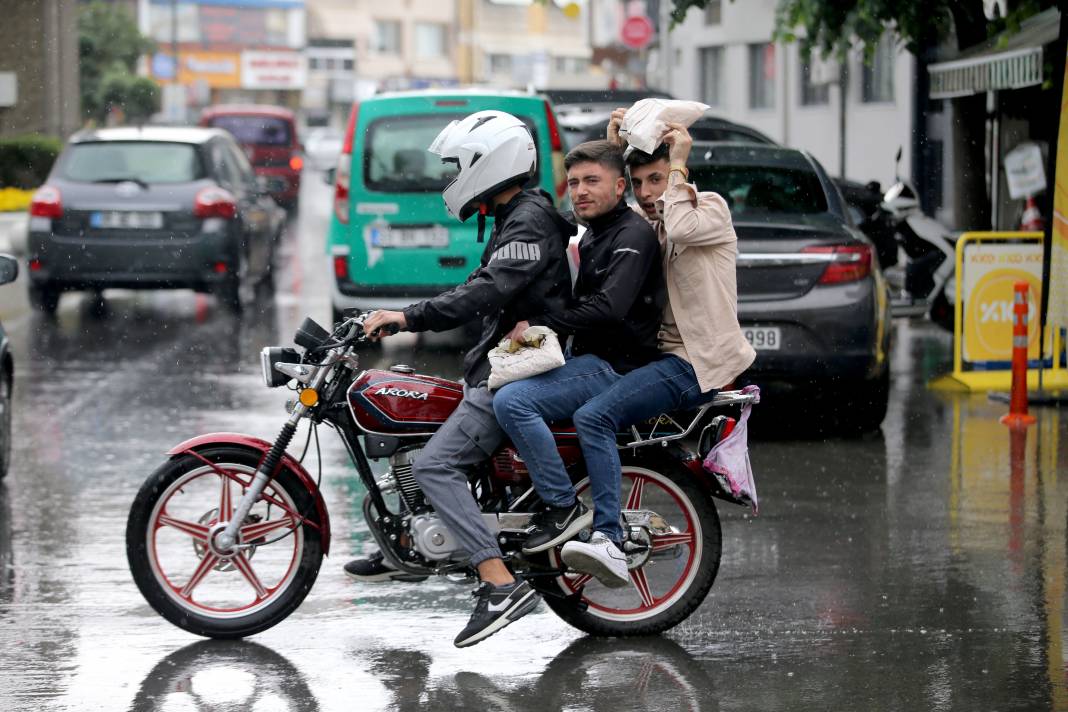 Aniden Bastıran Sağanak Sokağa Çıkanları Pişman Etti! 5