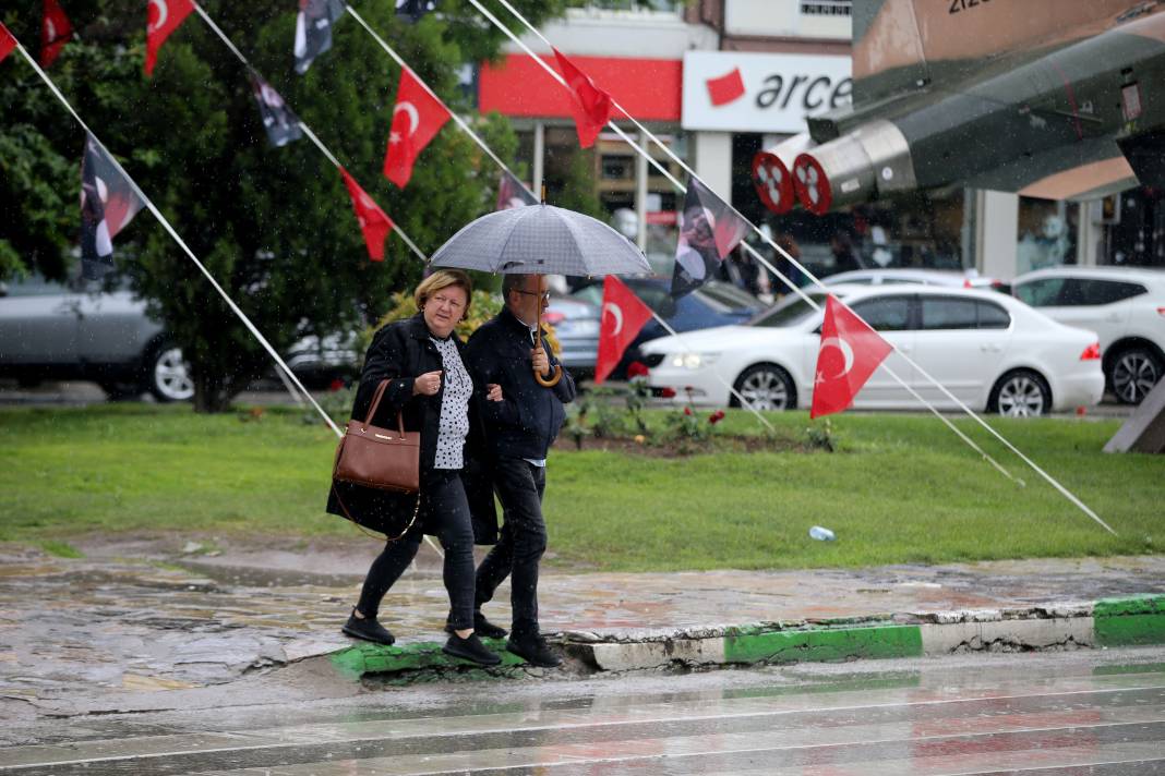 Aniden Bastıran Sağanak Sokağa Çıkanları Pişman Etti! 4