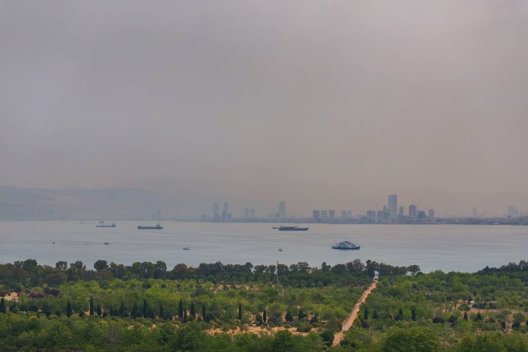 Meteorolojinin Uyarılarının Ardından Tozlar İzmir'e Geldi 5