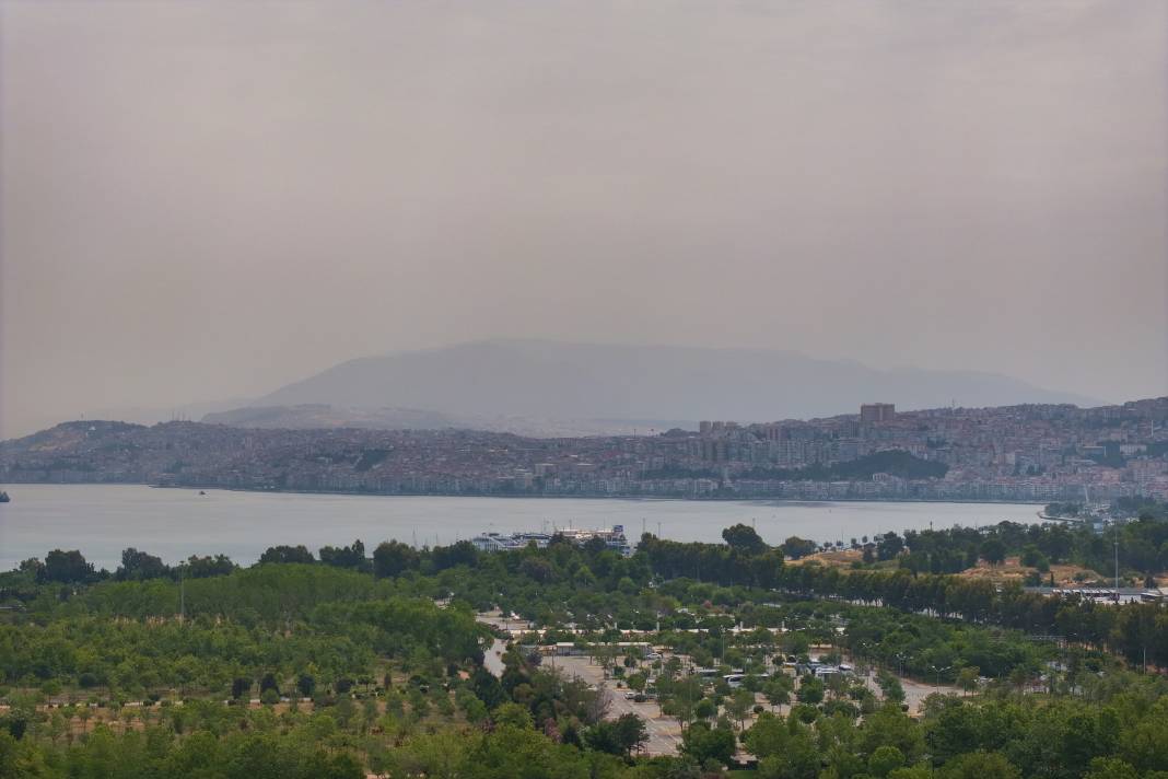 Meteorolojinin Uyarılarının Ardından Tozlar İzmir'e Geldi 6