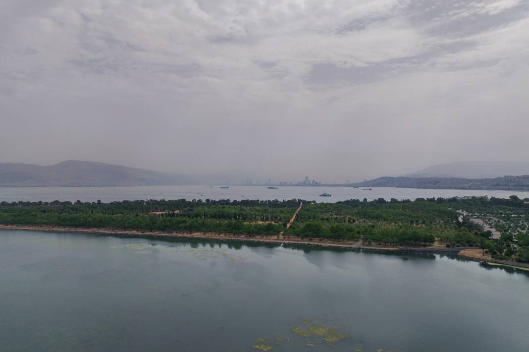 Meteorolojinin Uyarılarının Ardından Tozlar İzmir'e Geldi 8