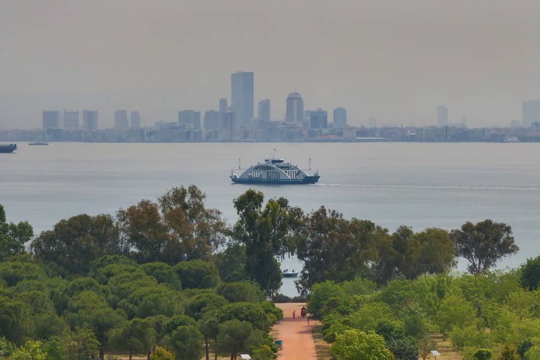 Meteorolojinin Uyarılarının Ardından Tozlar İzmir'e Geldi 12