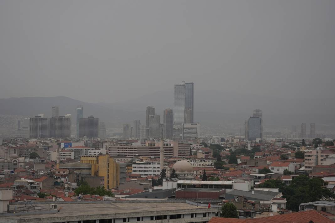 Meteorolojinin Uyarılarının Ardından Tozlar İzmir'e Geldi 1