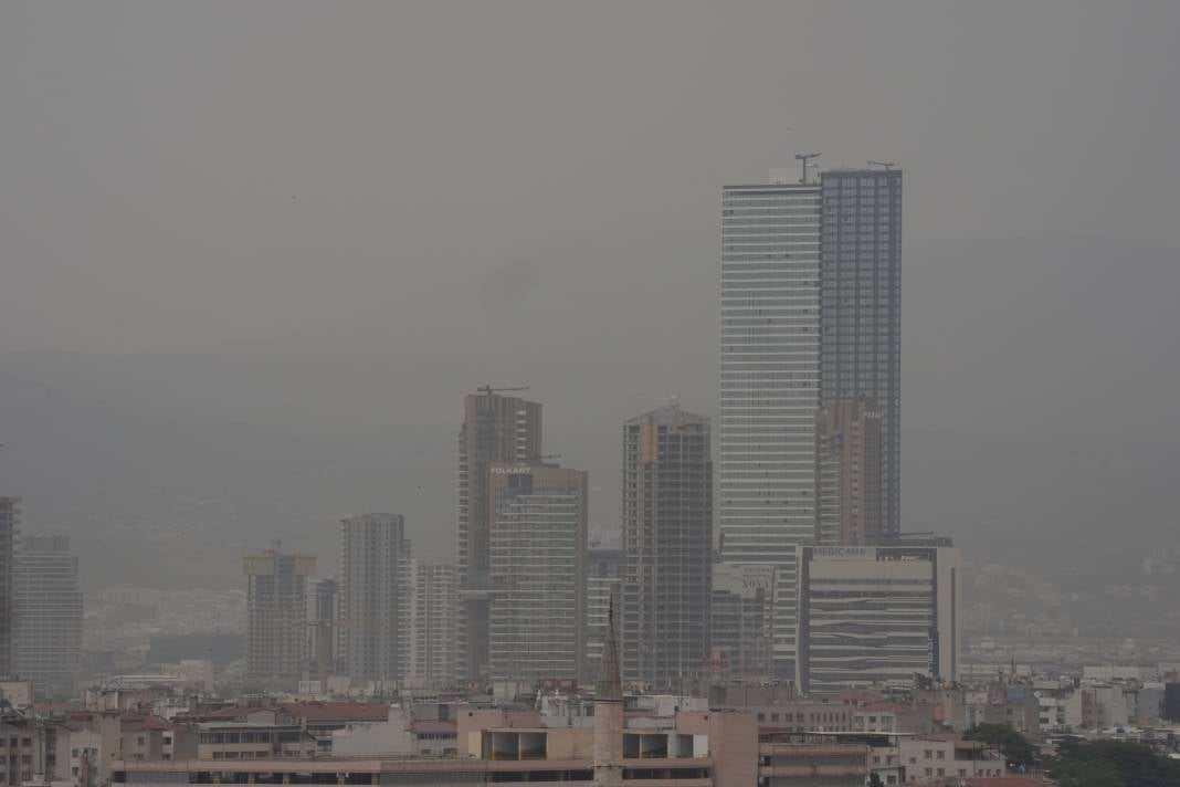 Meteorolojinin Uyarılarının Ardından Tozlar İzmir'e Geldi 2