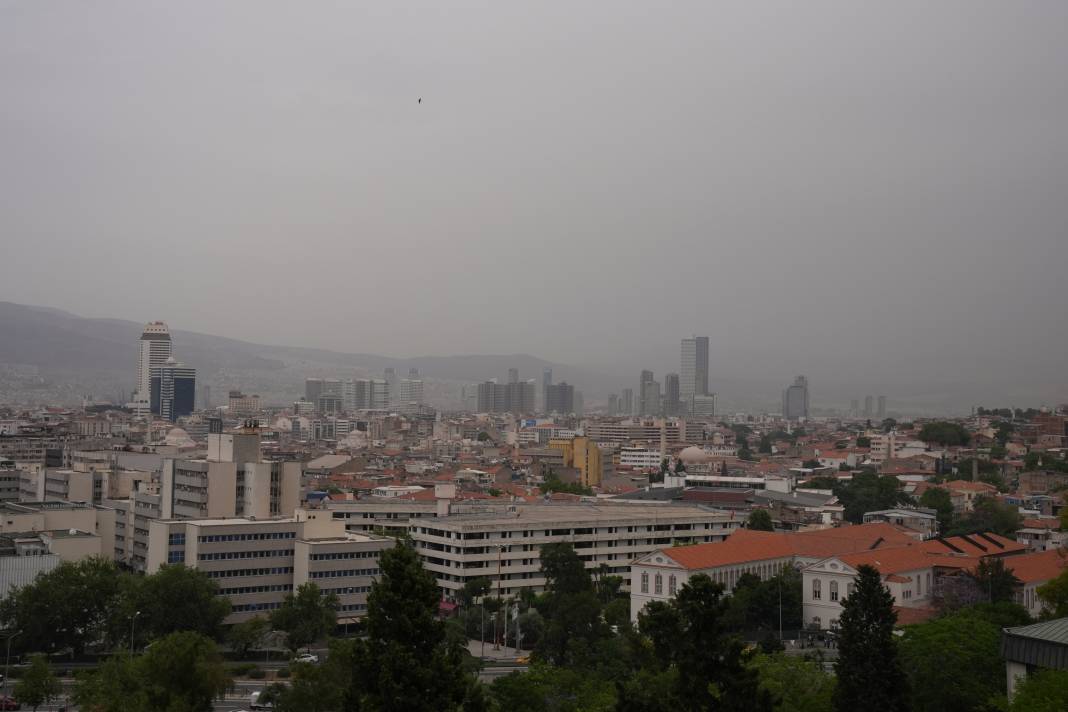 Meteorolojinin Uyarılarının Ardından Tozlar İzmir'e Geldi 3