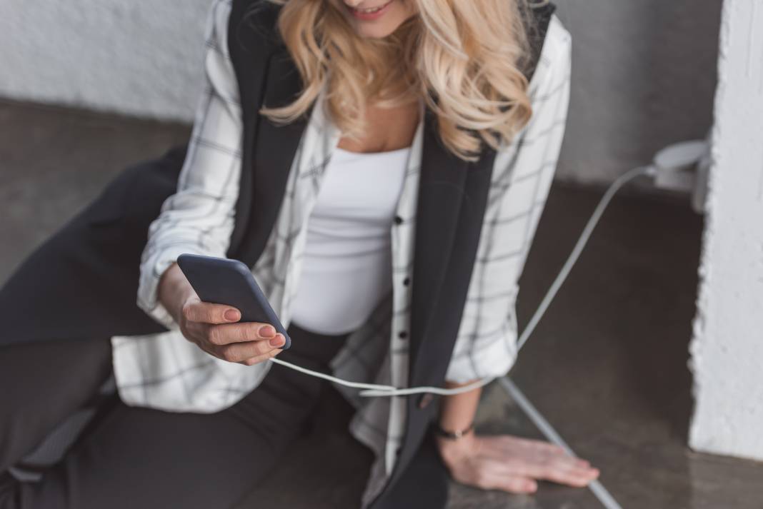 Herkesin Kafasına Takılan Soru, Telefonu Gece Şarjda Bırakmak Zararlı Mı? Telefonunuzu Yatarken Şarjda Bırakmayın! İşte Nedeni 7