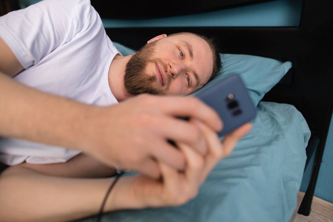 Herkesin Kafasına Takılan Soru, Telefonu Gece Şarjda Bırakmak Zararlı Mı? Telefonunuzu Yatarken Şarjda Bırakmayın! İşte Nedeni 9