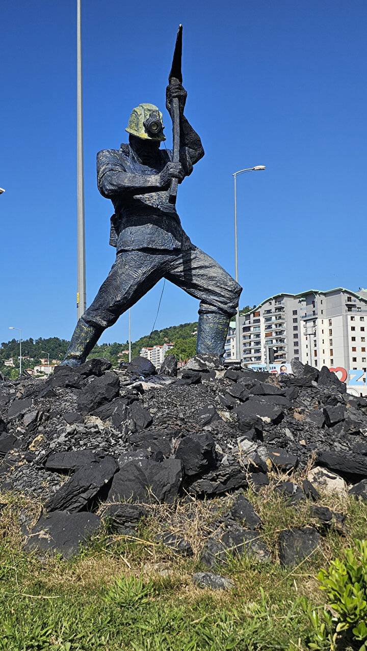 Tartışmalı Madenci Heykelinin Boyaları Kazındı 4