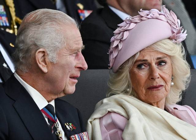 Kral Charles ve Kraliçe Camilla, Anma Töreninde Gözyaşlarını Tutamadı! 8