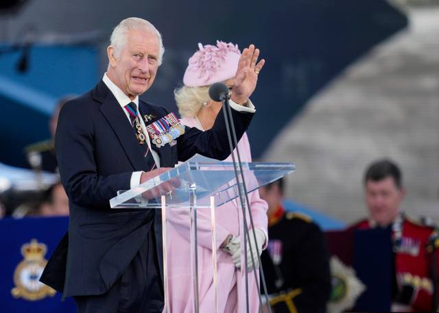 Kral Charles ve Kraliçe Camilla, Anma Töreninde Gözyaşlarını Tutamadı! 5