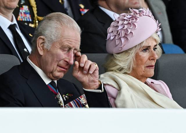 Kral Charles ve Kraliçe Camilla, Anma Töreninde Gözyaşlarını Tutamadı! 4